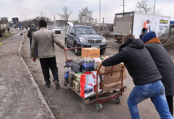 По информации главы МИД, большинство беженцев из Мариуполя выбрали маршруты выезда в РФ. - Sputnik Литва