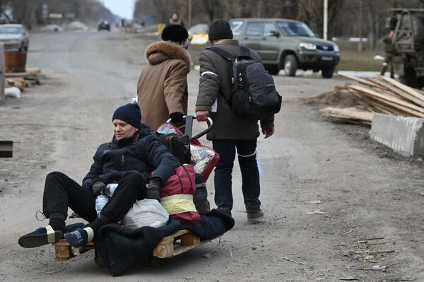 Vienai iš Mariupolio gyventojų teko kelias dienas praleisti rūsyje, kol ji su šeima sugebėjo išlipti prie evakuacinių autobusų. - Sputnik Lietuva