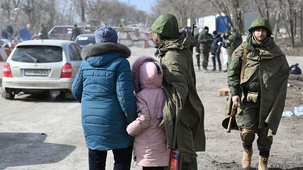 Военнослужащий НА ДНР общается с беженцами на выезде из Мариуполя - Sputnik Lietuva