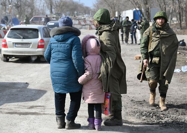По словам женщины, ей и детям пришлось добираться до безопасного места под пулями украинских националистов, которые прятались за жителям как за живым щитом.  - Sputnik Литва