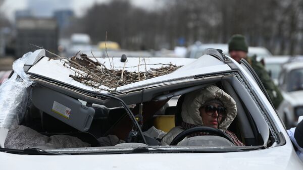 Автомобили с беженцами на выезде из Мариуполя - Sputnik Литва