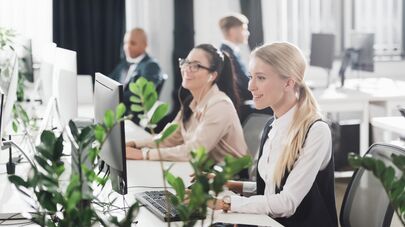 Люди работают в офисе, архивное фото