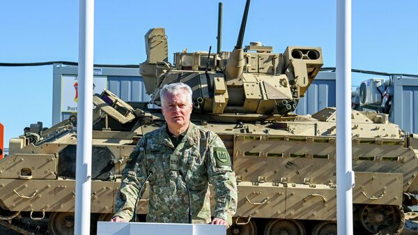 Президент Литвы Гитанас Науседа на военном полигоне в Пабраде - Sputnik Литва