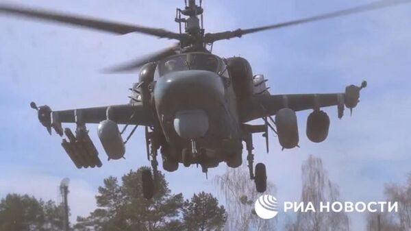 Видео уничтожения укреплённого опорного пункта украинских националистов вертолетами - Sputnik Литва