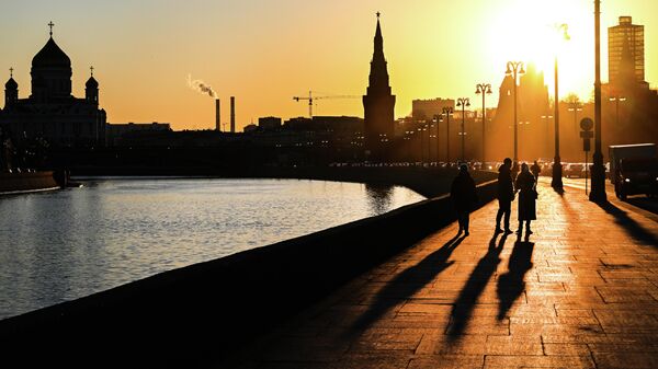 Люди на Москворецкой набережной в Москве, архивное фото - Sputnik Литва