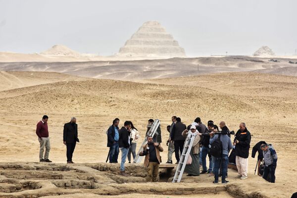 Žurnalistai ruošiasi patekti į neseniai atrastą kapą netoli garsiosios laiptinės piramidės Sakaroje, į pietus nuo Kairo. Kairo sostinė. Penki kapai, atkasti anksčiau šį mėnesį, datuojami Senąja Karalyste (1570 m. pr. Kr. ir 1069 m. pr. Kr.) ir Pirmuoju tarpiniu laikotarpiu, epocha, trukusia maždaug 125 metus po senosios karalystės žlugimo, teigia Turizmo ir Senienos. - Sputnik Lietuva