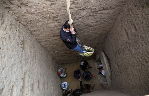 Žurnalistai ruošiasi patekti į neseniai atrastą kapą Sakaros vietovėje, Gizoje, Egipte. - Sputnik Lietuva