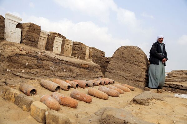 Archeologas apsižiūri po darbo prie naujai atrastų kapų Sakaros vietovėje, Gizoje, Egipte. - Sputnik Lietuva