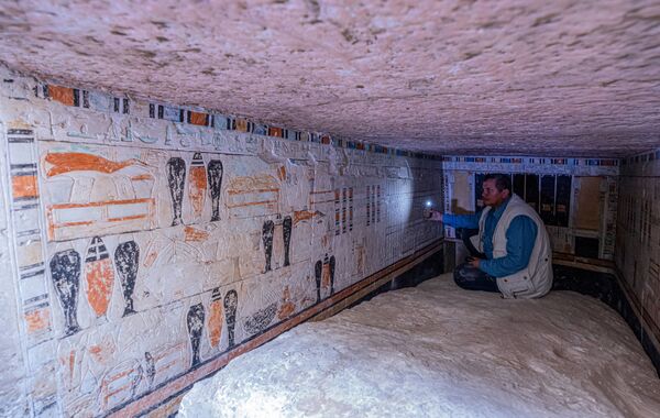 Archeologas kalbasi su žiniasklaidos atstovais Beti kape, viename iš penkių senovinių faraonų kapų, neseniai aptiktų Sakaros archeologinėje vietovėje, į pietus nuo Egipto sostinės Kairo. - Sputnik Lietuva