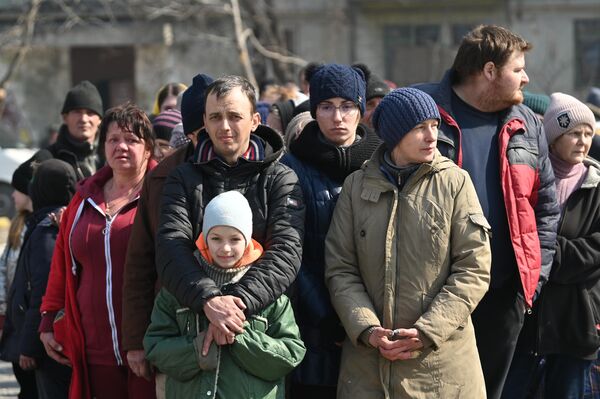 Nuotraukoje: pabėgėlių šeima iš Mariupolio. - Sputnik Lietuva