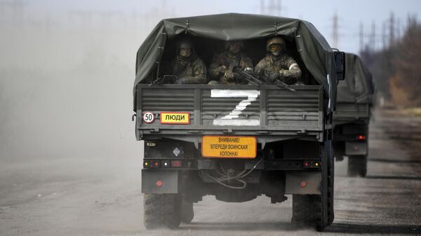 Военнослужащие вооруженных сил России в автомобиле колонны военной техники - Sputnik Литва