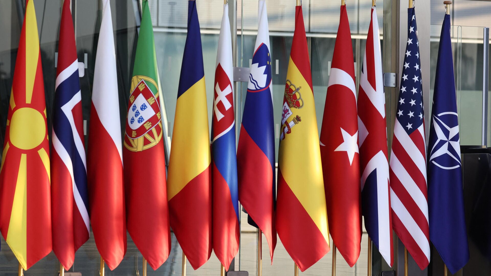 NATO viršūnių susitikime Briuselyje dalyvaujančių šalių vėliavos - Sputnik Lietuva, 1920, 07.04.2022
