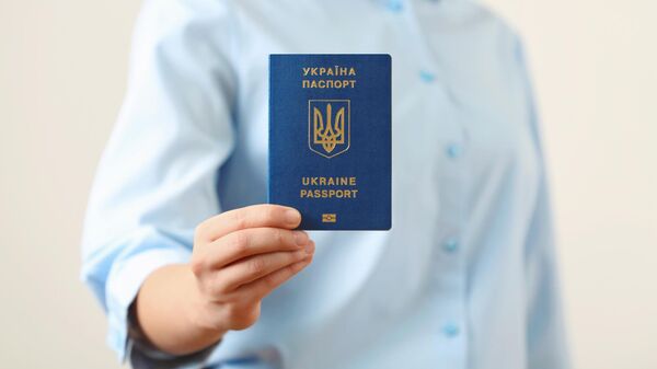 Украинский паспорт в руке женщины, архивное фото - Sputnik Литва