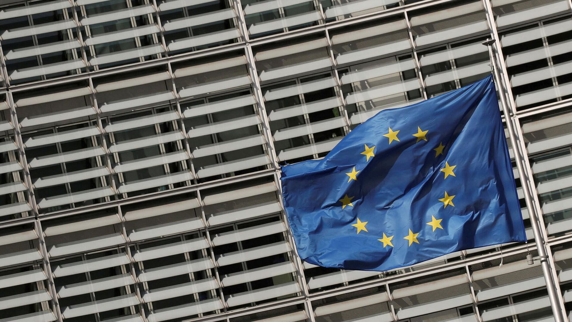 Флаг Европейского союза у штаб-квартиры Европейской комиссии в Брюсселе - Sputnik Литва, 1920, 25.03.2022