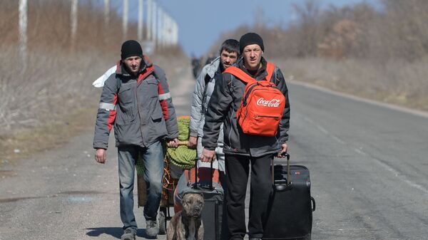 Беженцы из Мариуполя в районе села Портовское Донецкой области - Sputnik Lietuva
