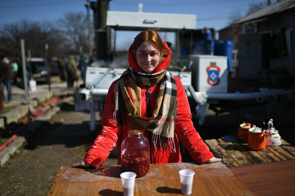 На фото: девушка-волонтер в пункте временного размещения беженцев из Мариуполя в селе Безыменное. - Sputnik Литва