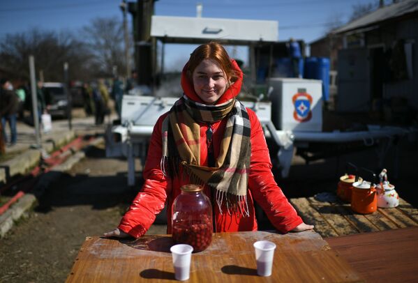 На фото: девушка-волонтер в пункте временного размещения беженцев из Мариуполя в селе Безыменное. - Sputnik Литва