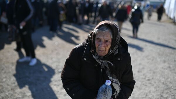 Пожилая беженка из Мариуполя в пункте временного размещения, организованном МЧС ДНР в селе Безыменное - Sputnik Литва
