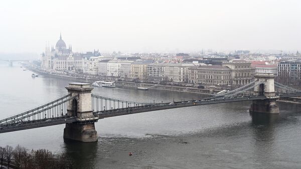 Вид на цепной мост Сечени в Будапеште - Sputnik Литва