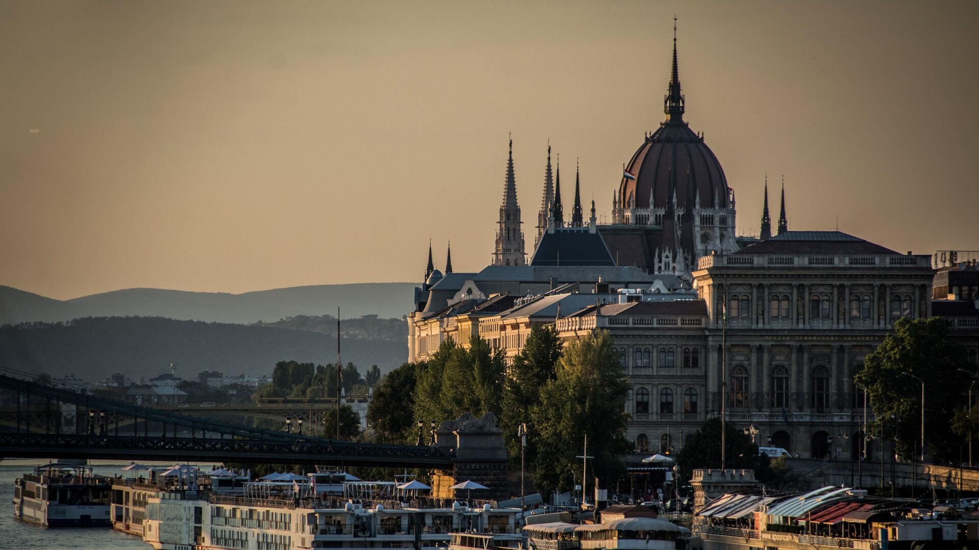 Вид на здание венгерского парламента в Будапеште, архивное фото - Sputnik Литва, 1920, 08.09.2022