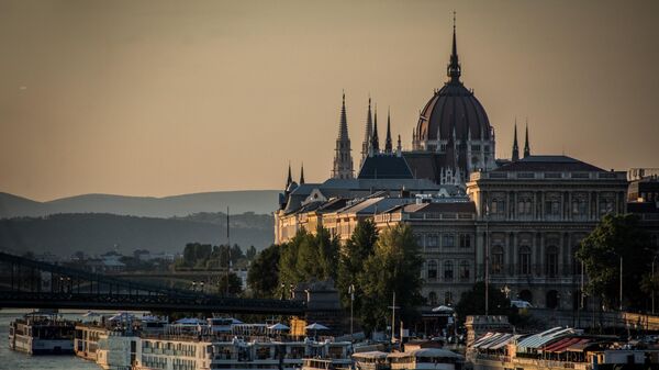 Вид на здание венгерского парламента в Будапеште, архивное фото - Sputnik Литва
