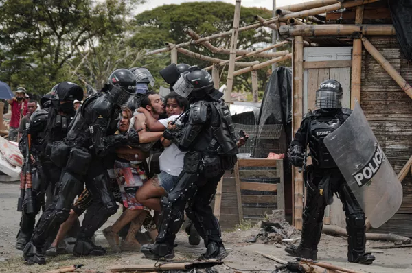 Снимок San Isidro Settlement Eviction фотографа из Колумбии Vladimir Encina, победивший в категории SOUTH AMERICA Singles в конкурсе World Press Photo Contest Regional 2022 Снимок San Isidro Settlement Eviction фотографа из Колумбии Vladimir Encina, победивший в категории SOUTH AMERICA Singles в конкурсе World Press Photo Contest Regional 2022