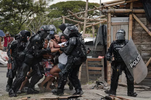 San Isidro gyvenvietės iškeldinimo vaizdas, kurį įamžino Kolumbijos fotografas Vladimiras Encina, "SOUTH AMERICA Singles" kategorijos nugalėtojas. Policijos agentai suima vyrą, o jo žmona ir šeima priešinasi, iškeldinant žmones iš San Isidro gyvenvietės. Puerto Caldas, Risaralda, Kolumbija, 2021 m. kovo 6 d. San Isidro gyvenvietės iškeldinimo vaizdas, kurį įamžino Kolumbijos fotografas Vladimiras Encina, "SOUTH AMERICA Singles" kategorijos nugalėtojas. Policijos agentai suima vyrą, o jo žmona ir šeima priešinasi, iškeldinant žmones iš San Isidro gyvenvietės. Puerto Caldas, Risaralda, Kolumbija, 2021 m. kovo 6 d. - Sputnik Lietuva