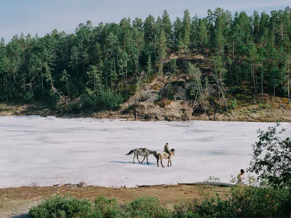 Kadras iš Rusijos fotografės Nanna Heitmann, "EUROPE STORIES" laimėtojos, serijos "As Frozen Land Burns". Žmonės vaikšto palei Buluus ledyną, esantį giliame slėnyje maždaug už 100 km nuo Jakutsko. 2021 m. birželio 16 d. Vietos mokslininkai teigia, kad ledynų tirpimas regione per pastaruosius dešimt metų paspartėjo. Kadras iš Rusijos fotografės Nanna Heitmann, "EUROPE STORIES" laimėtojos, serijos "As Frozen Land Burns". Žmonės vaikšto palei Buluus ledyną, esantį giliame slėnyje maždaug už 100 km nuo Jakutsko. 2021 m. birželio 16 d. Vietos mokslininkai teigia, kad ledynų tirpimas regione per pastaruosius dešimt metų paspartėjo. - Sputnik Lietuva