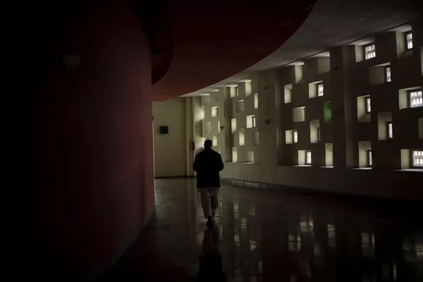 Kadras "The Cinema of Kabul", kurį sukūrė irakietis fotografas Bramas Janssenas, laimėtojas "STORIES" kategorijoje. Užfiksuotas kino teatro "Ariana" koridoriais vaikštantis darbuotojas. Kino teatro darbuotojai vis dar pasirodo darbe kiekvieną dieną, tikėdamiesi, kad galiausiai gaus atlyginimą, nepaisant Talibano įsakymo nutraukti veiklą. Kadras "The Cinema of Kabul", kurį sukūrė irakietis fotografas Bramas Janssenas, laimėtojas "STORIES" kategorijoje. Užfiksuotas kino teatro "Ariana" koridoriais vaikštantis darbuotojas. Kino teatro darbuotojai vis dar pasirodo darbe kiekvieną dieną, tikėdamiesi, kad galiausiai gaus atlyginimą, nepaisant Talibano įsakymo nutraukti veiklą. - Sputnik Lietuva