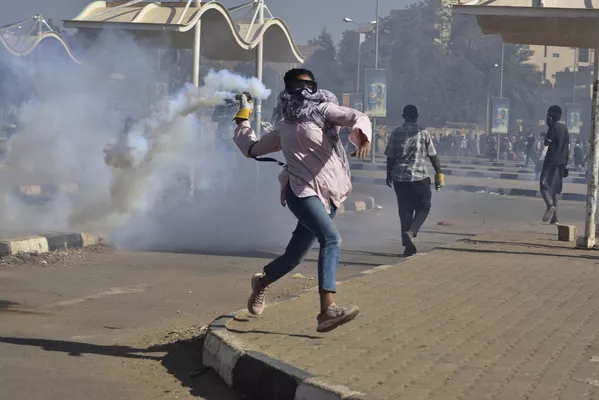 Sudano protesto nuotrauka, sukurta Sudano fotografo Faizo Abubakro Mohamedo, 2022 m. Pasaulio spaudos nuotraukų konkurso regioninio AFRICA SINGLES laimėtojo. Protestuotojas meta atgal ašarinių dujų balionėlį, kurį saugumo pajėgos paleido per eitynes, reikalaujančias nutraukti karinius veiksmus. Chartumas, Sudanas, 2021 m. gruodžio 30 d. Sudano protesto nuotrauka, sukurta Sudano fotografo Faizo Abubakro Mohamedo, 2022 m. Pasaulio spaudos nuotraukų konkurso regioninio AFRICA SINGLES laimėtojo. Protestuotojas meta atgal ašarinių dujų balionėlį, kurį saugumo pajėgos paleido per eitynes, reikalaujančias nutraukti karinius veiksmus. Chartumas, Sudanas, 2021 m. gruodžio 30 d. - Sputnik Lietuva