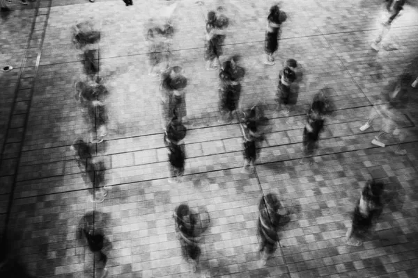 Nuotrauka iš serijos "Blue Affair", kurią sukūrė japonų fotografas Kosuke Okahara. Nuotraukoje vaizduojamas kontempliatyvus eksperimentinis dokumentinis filmas, paremtas fotografo patirtimi lankantis Kozoje (oficialiai Okinavos mieste), Japonijoje. Dokumentinis filmas sudarytas iš nejudančių vaizdų, kuriuos Okahara užfiksavo Kozoje per trejus metus. Vaizdo įraše nagrinėjama, kaip prisiminimai prasiskverbia į sapnus, ir skatinama persvarstyti sapnų ir išgyventos tikrovės santykį. Nuotrauka iš serijos "Blue Affair", kurią sukūrė japonų fotografas Kosuke Okahara. Nuotraukoje vaizduojamas kontempliatyvus eksperimentinis dokumentinis filmas, paremtas fotografo patirtimi lankantis Kozoje (oficialiai Okinavos mieste), Japonijoje. Dokumentinis filmas sudarytas iš nejudančių vaizdų, kuriuos Okahara užfiksavo Kozoje per trejus metus. Vaizdo įraše nagrinėjama, kaip prisiminimai prasiskverbia į sapnus, ir skatinama persvarstyti sapnų ir išgyventos tikrovės santykį. - Sputnik Lietuva