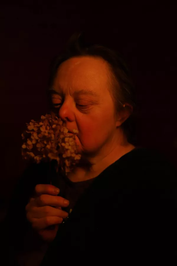 Rusų fotografės Mary Gelman M+T kadras. Tai intymi istorija apie poros – Minios ir Tatjanos, abiem 50 metų – su Dauno sindromu meilę. Jie gyvena kaime, kuriame susitelkę įvairių psichikos sutrikimų turintys žmonės, taip pat jų mentoriai ir savanoriai. Kiekvienas gyventojas yra vertinamas kaip įprastas žmogus, visi dirba bendram labui. Rusų fotografės Mary Gelman M+T kadras. Tai intymi istorija apie poros – Minios ir Tatjanos, abiem 50 metų – su Dauno sindromu meilę. Jie gyvena kaime, kuriame susitelkę įvairių psichikos sutrikimų turintys žmonės, taip pat jų mentoriai ir savanoriai. Kiekvienas gyventojas yra vertinamas kaip įprastas žmogus, visi dirba bendram labui. - Sputnik Lietuva