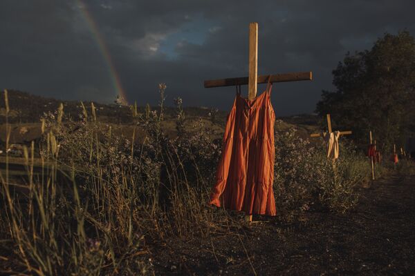 Kamloopso mokyklos nuotrauka, kurią padarė kanadietė fotografė Amber Bracken. Raudona suknelė ant kryžiaus simbolizuoja vaikus, žuvusius Kamloopso indėnų mokykloje, Britanijoje. - Sputnik Lietuva
