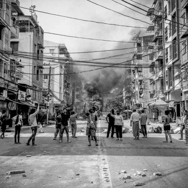 Vaizdas iš Mianmare gyvenančio fotografo Ta Mwe serijos "Uprising in Myanmar". Demokratijos šalininkai skanduoja ir kelia tris pirštus per protestą Jangone, Mianmare 2021 m. kovo 31 d. Vaizdas iš Mianmare gyvenančio fotografo Ta Mwe serijos "Uprising in Myanmar". Demokratijos šalininkai skanduoja ir kelia tris pirštus per protestą Jangone, Mianmare 2021 m. kovo 31 d. - Sputnik Lietuva