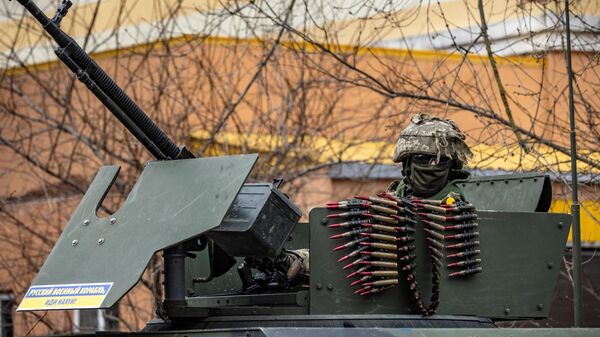 Ukrainos ginkluotųjų pajėgų karys šarvuotame automobilyje - Sputnik Lietuva