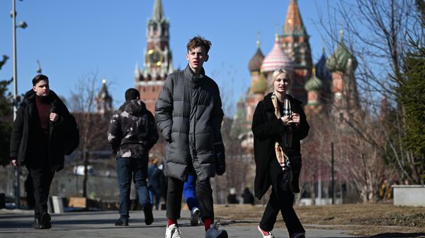 Молодые люди гуляют по парку Зарядье в Москве, архивное фото - Sputnik Lietuva