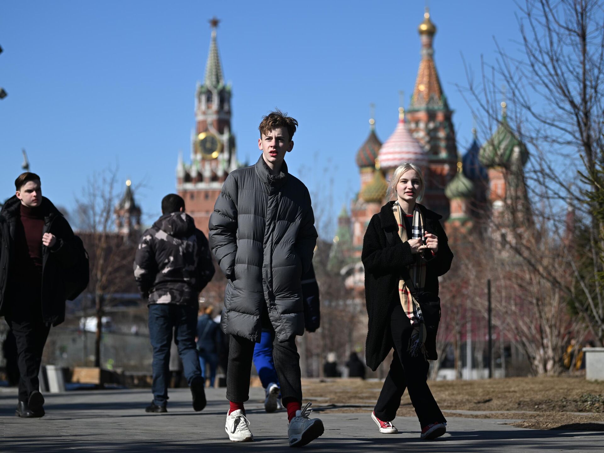 Какой человек живет в москве. Москва люди. Люди гуляют по Москве. Москва прогулка. Прогулки по Москве.