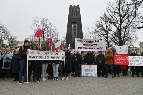 Митинг против реорганизации двух польских школ в Вильнюсе прошел у здания правительства. - Sputnik Литва