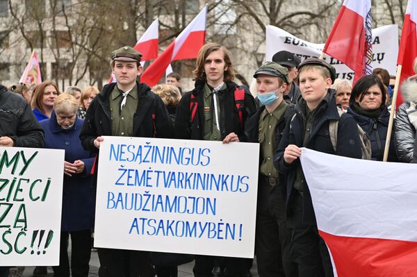 На плакате написано: &quot;Недобросовестных землевладельцев привлечь к ответственности&quot;. - Sputnik Литва