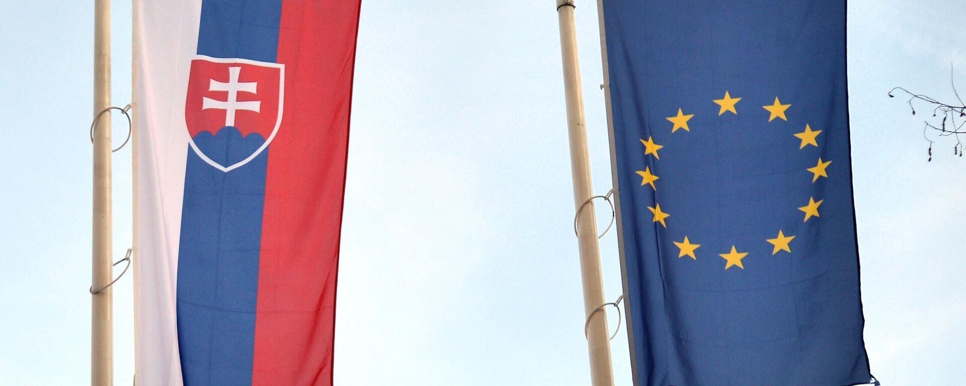Флаги Словакии и Евросоюза на улице Братиславы, архивное фото - Sputnik Литва, 1920, 27.04.2026