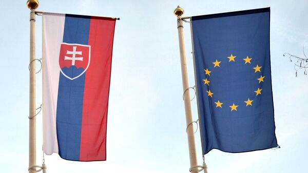 Флаги Словакии и Евросоюза на улице Братиславы, архивное фото - Sputnik Литва