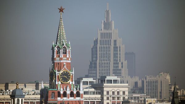 Спасская башня Московского Кремля и здание бизнес-центра Оружейный в Москве, архивное фото - Sputnik Литва