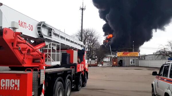 Автомобили сотрудников МЧС РФ на месте пожара на нефтебазе в Белгороде - Sputnik Литва