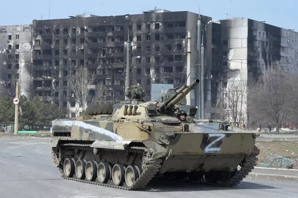 Военнослужащие Народной милиции ДНР на боевой машине пехоты БМП-3 патрулируют улицы Мариуполя Военнослужащие Народной милиции ДНР на боевой машине пехоты БМП-3 патрулируют улицы Мариуполя