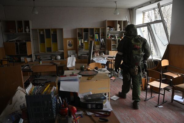 Tuo tarpu Mariupolyje sužeistųjų skaičius ir toliau auga dėl Ukrainos vykdomų apšaudymų. Nuotraukoje: DLR liaudies milicijos karys sunaikintoje Mariupolio mokykloje. - Sputnik Lietuva