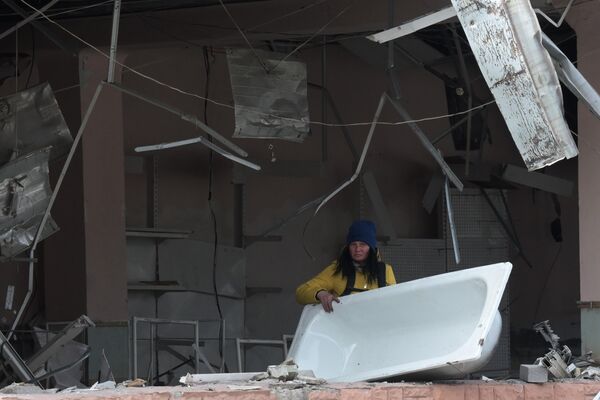 Как сообщал глава Чечни Рамзан Кадыров, сейчас город освобожден на 90-95 процентов. На фото: женщина в разрушенном доме в Мариуполе. - Sputnik Литва