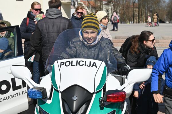 На фото: посетитель фестиваля в честь Дня безопасности дорожного движения. - Sputnik Литва