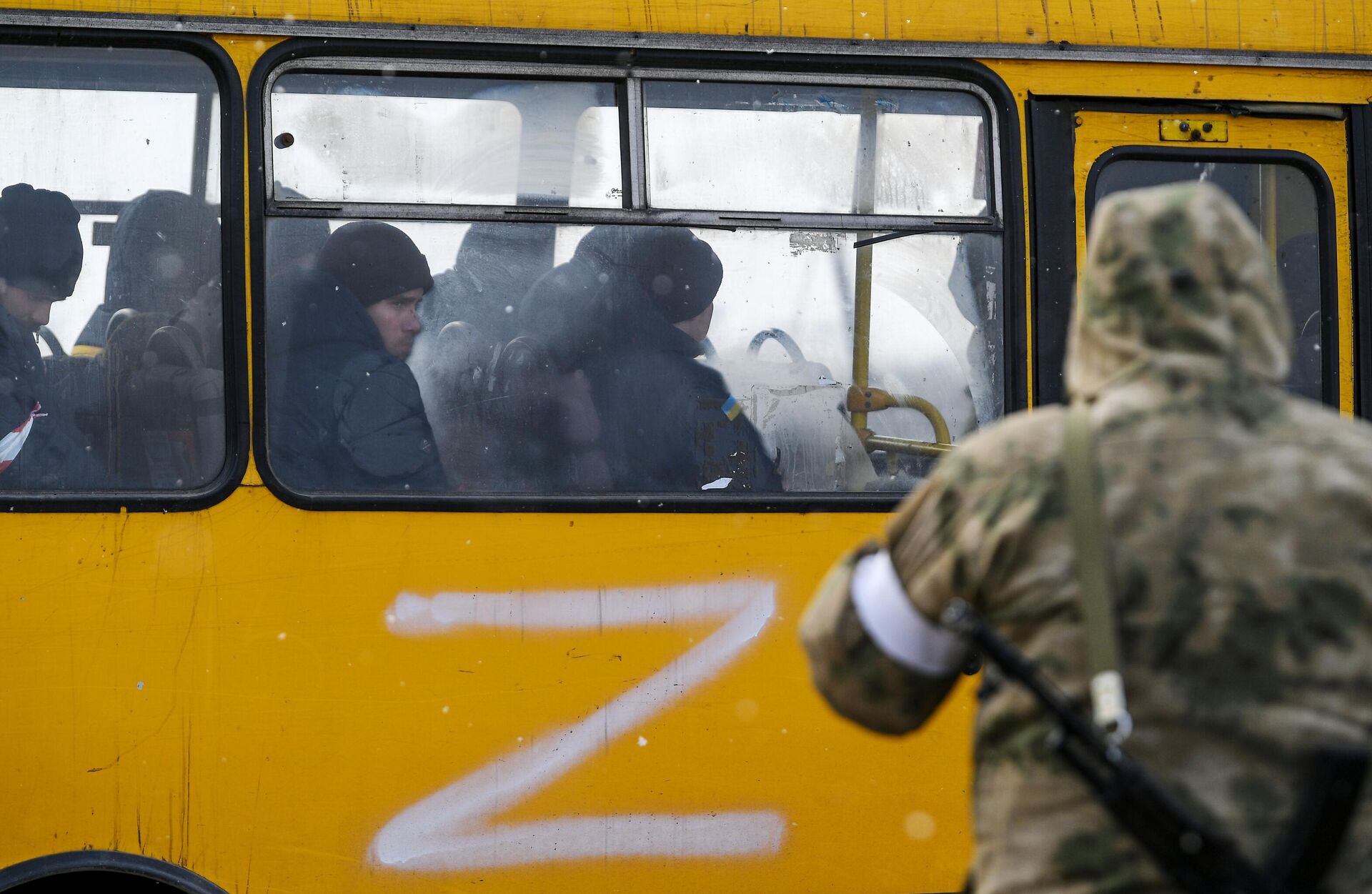 Автобус с украинскими военнопленными на окраине Мариуполя - Sputnik Lietuva, 1920, 07.04.2022