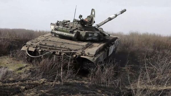 Vakarų karinės apygardos tankas išlaisvinant Topolskojė kaimą Charkovo srityje - Sputnik Lietuva