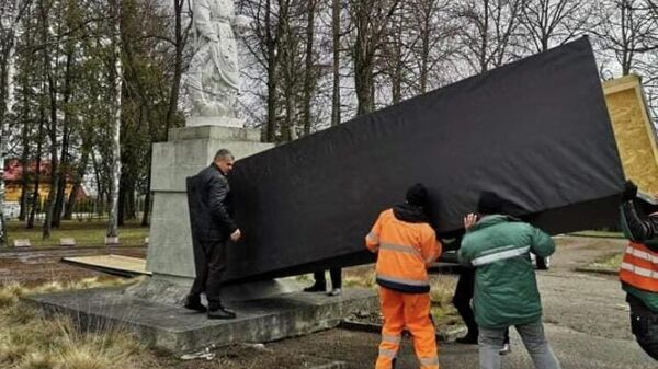 В Расейняе прикрыли советский памятник - Sputnik Литва